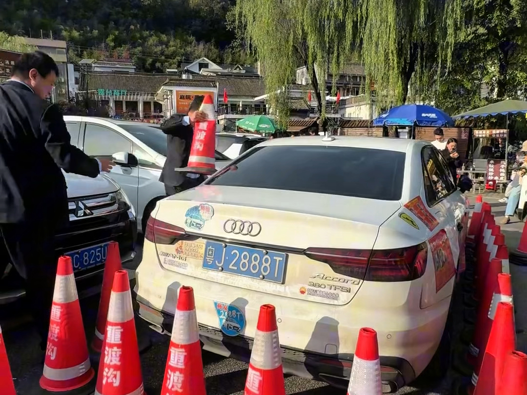 凭一己之力将几十辆车的死胡同的粤J2888T车主再刷新战绩，在重渡沟景区又把游客车带错十几公里景区重点保护！网友调侃：看到公路“甲级战犯”请