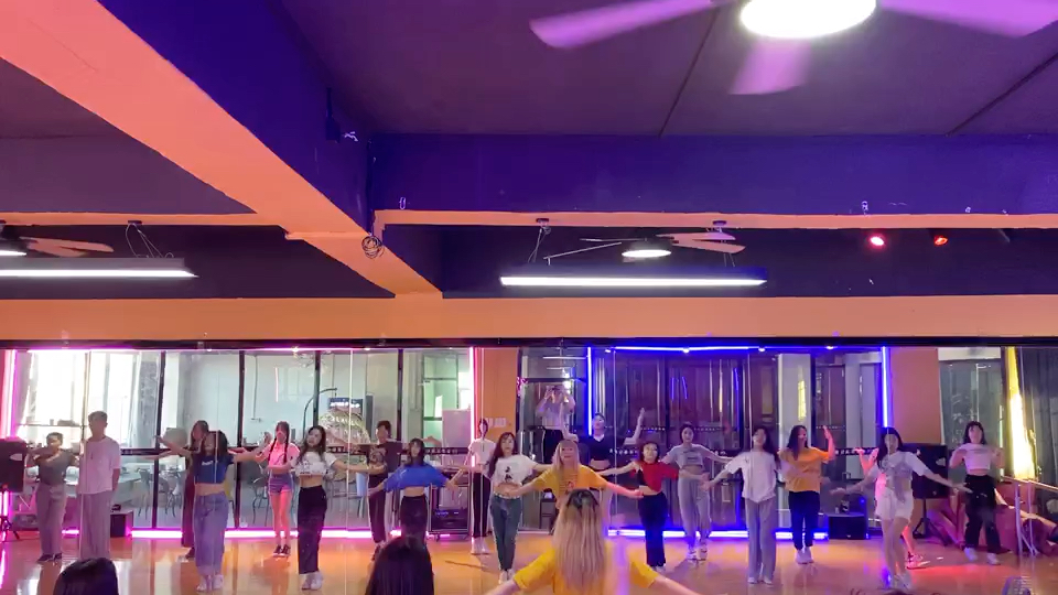 sistar-试试看.一个无聊的周日下午,给自己团了一节课去跳舞.