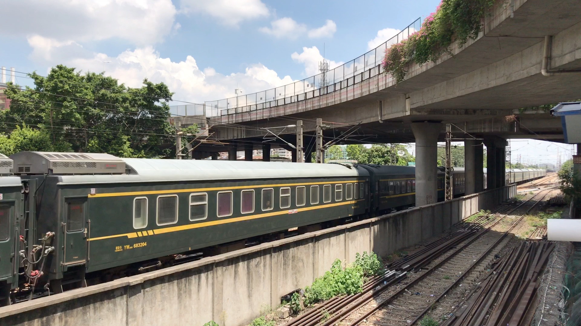 广铁广段hxd1d-0365牵引兰州-广州的k225次列车早点20分钟广州站八道