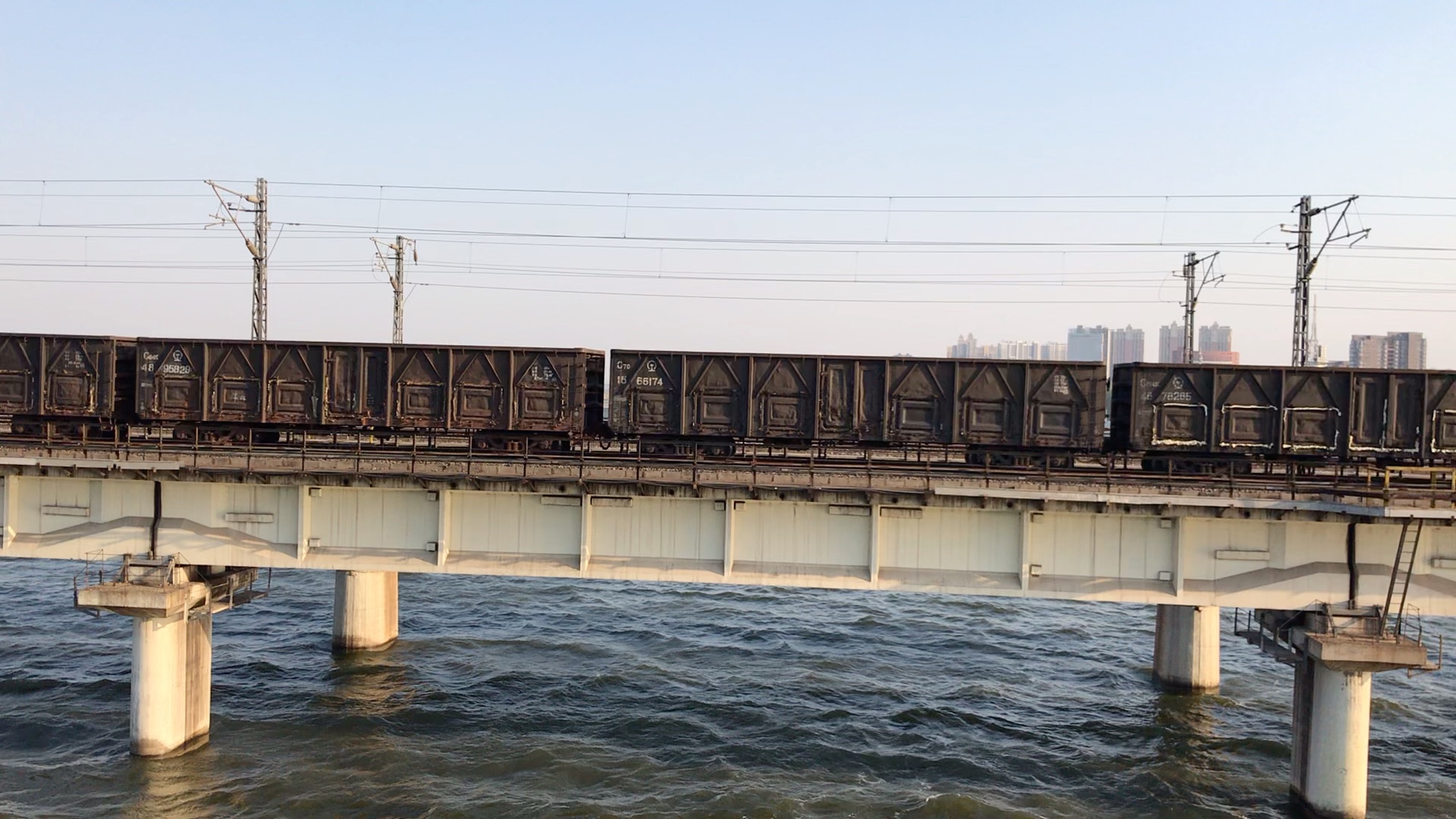 货列hxd3ca8322过兖石线沂河桥