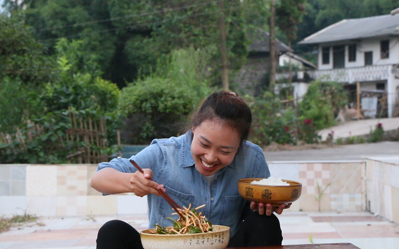 秋妹制作了四川油辣子凉拌一盆喜欢的折耳根秋妹吃得好开心