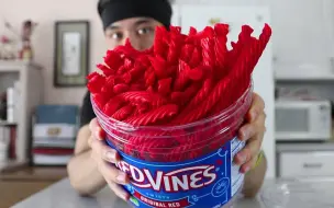 Download Video: 【Matt Stonie】大胃王：一次性吃掉171根甘草糖（3.5磅）