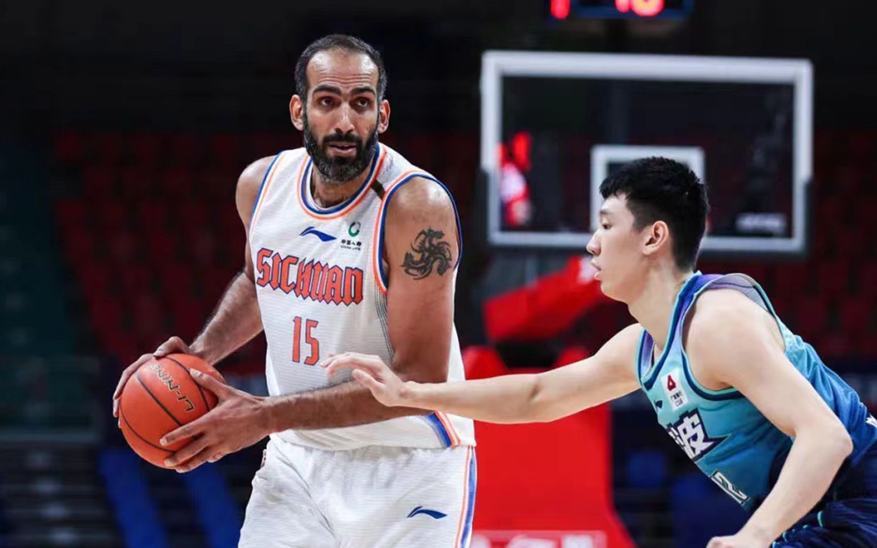 开启第10个赛季!37岁哈达迪已抵达杭州,四川男篮三外援全部到位