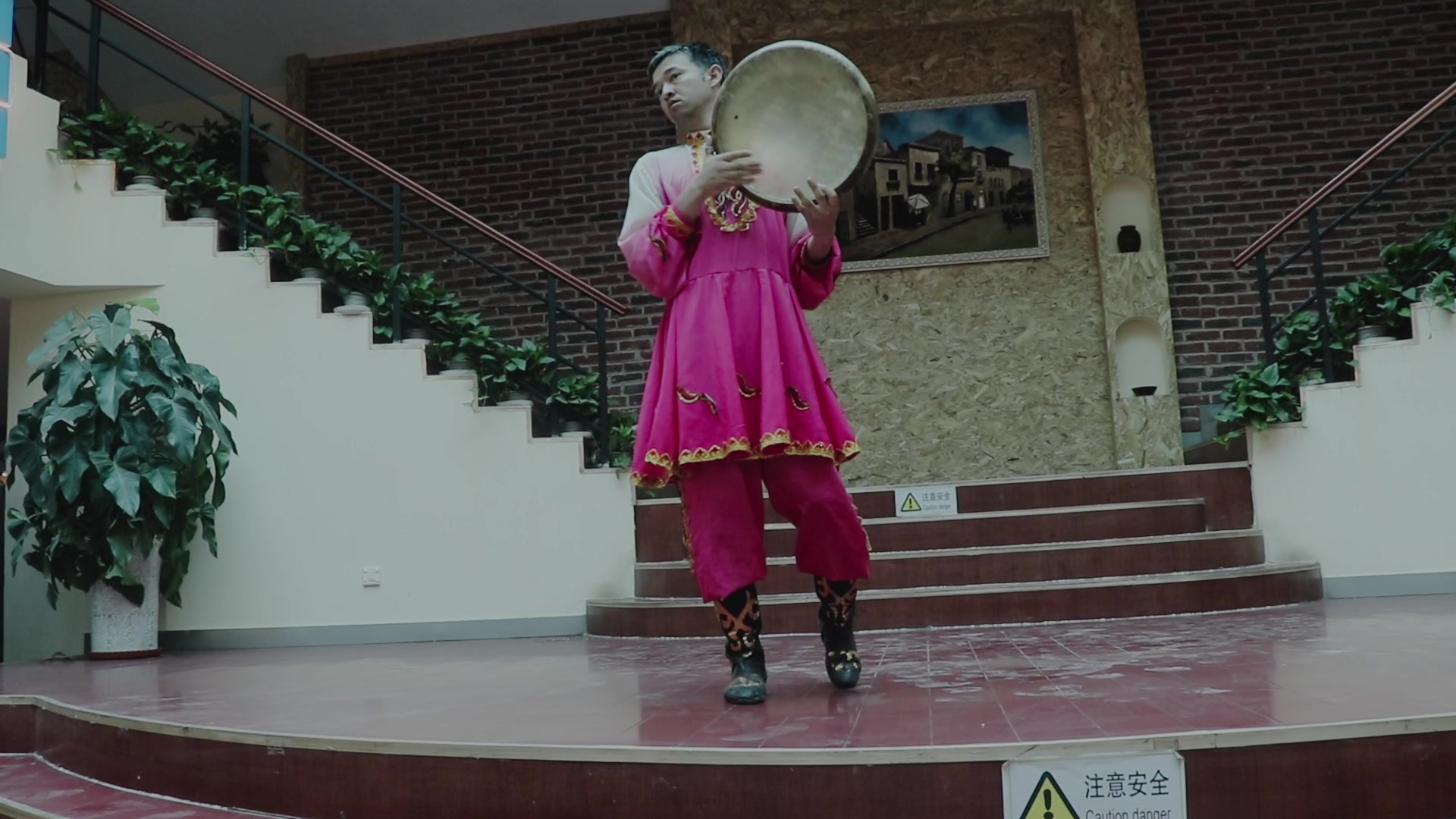 新疆吐鲁番帅气的阿卡敲手鼓