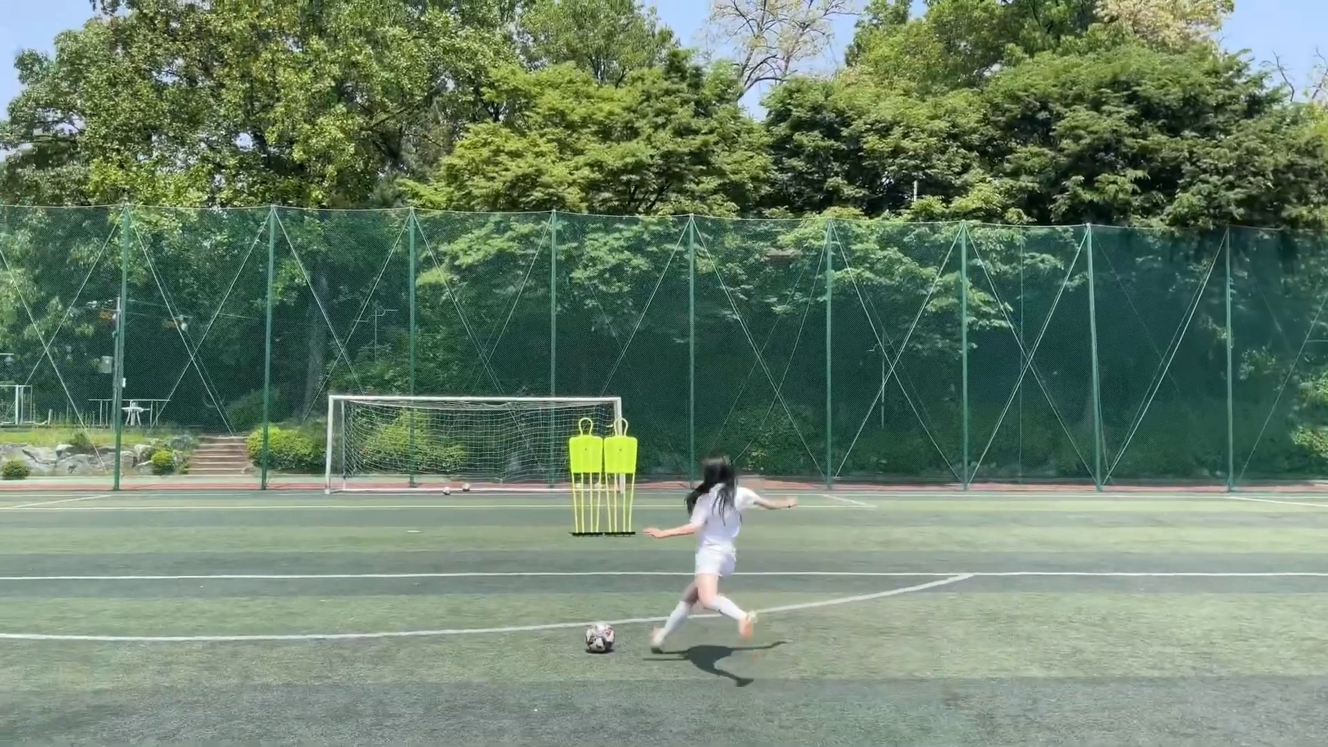 快乐足球·定位球练习 #足球女孩 #女生踢足球 #定位球 #梅西 #c罗