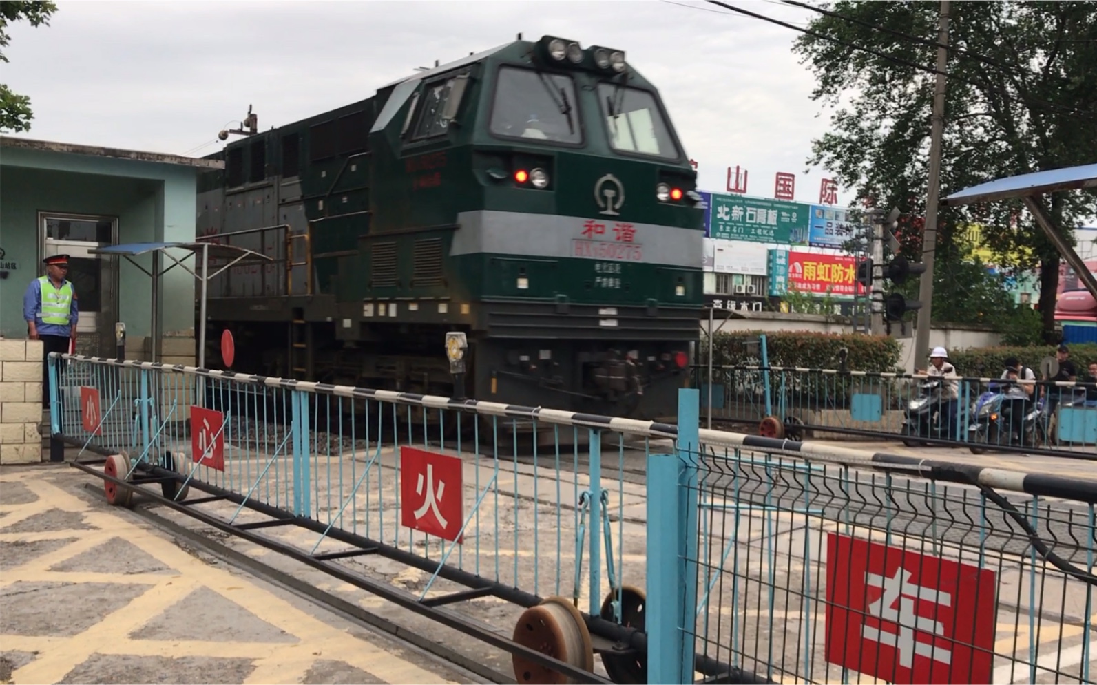 宁芜铁路hxn5单机上行通过马鞍山三台路道口
