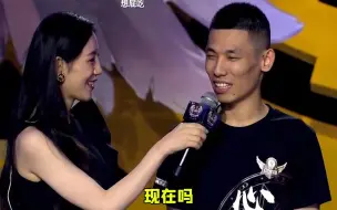 Video herunterladen: 旭旭宝宝线下有多潮？调戏女主持：我想让你亲我一下