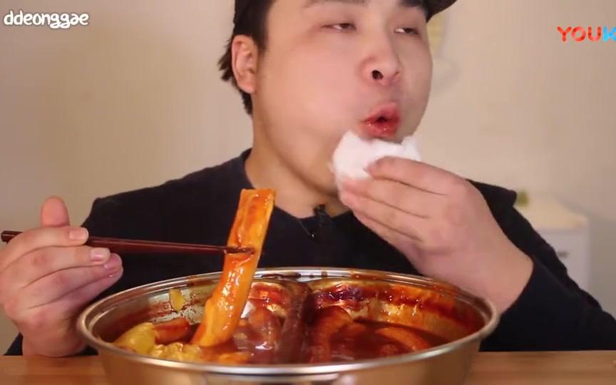 韩国豪放派吃播大胃王donkey吃辣炒年糕条
