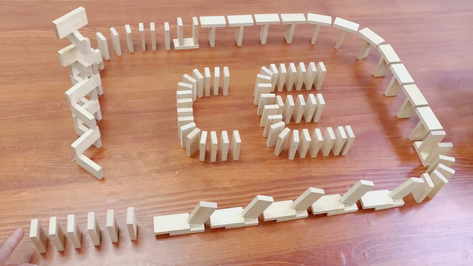 来啦来啦～别催啦!～《多米诺的100种摆法》系列开始更新