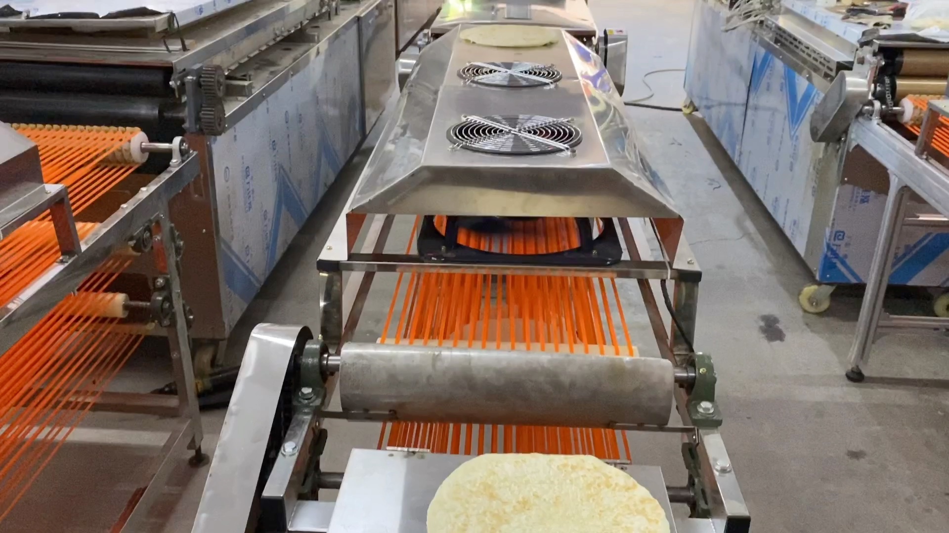 焦作全自动烙馍机,鹤壁圆形烙馍机,濮阳多功能烙馍机开始做烙馍了