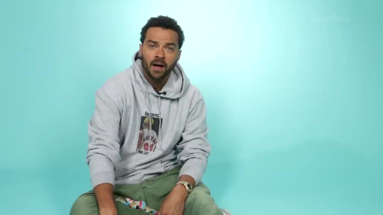 [图]【Jesse Williams】杰西·威廉姆斯在回答粉丝们的问题的同时和小狗们一起玩耍！