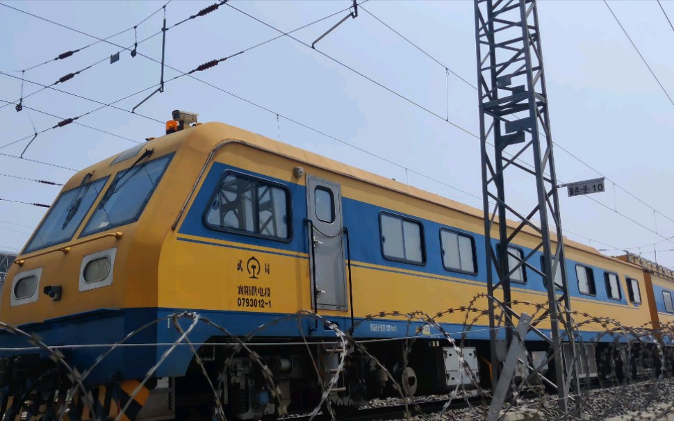 武局襄阳供电段接触网检测车通过襄阳北四场附近