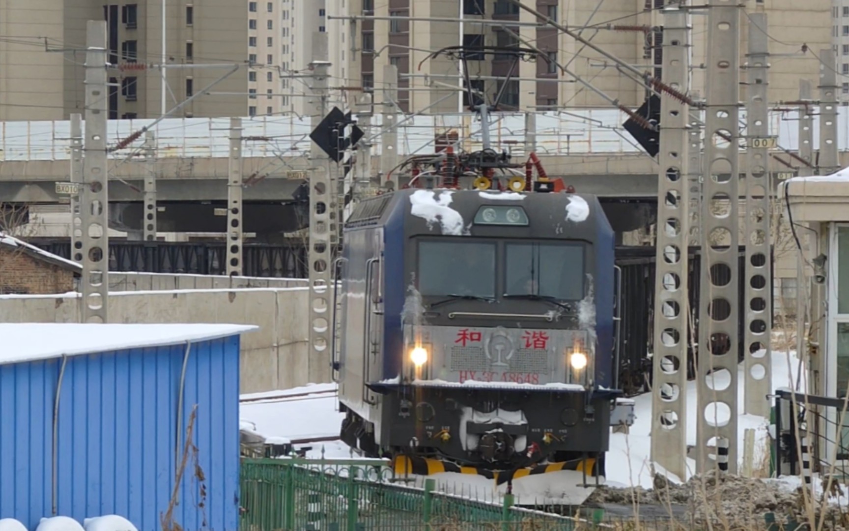 京局丰段hxd3ca牵引大列新编场发车通过建材路道口去塘沽站方向