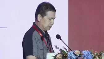 中国绿发会副理事长兼秘书长周晋峰博士在《新时代企业精神——ESG与生物多样性保护》的大会报告上阐述：中国绿发会发展历程