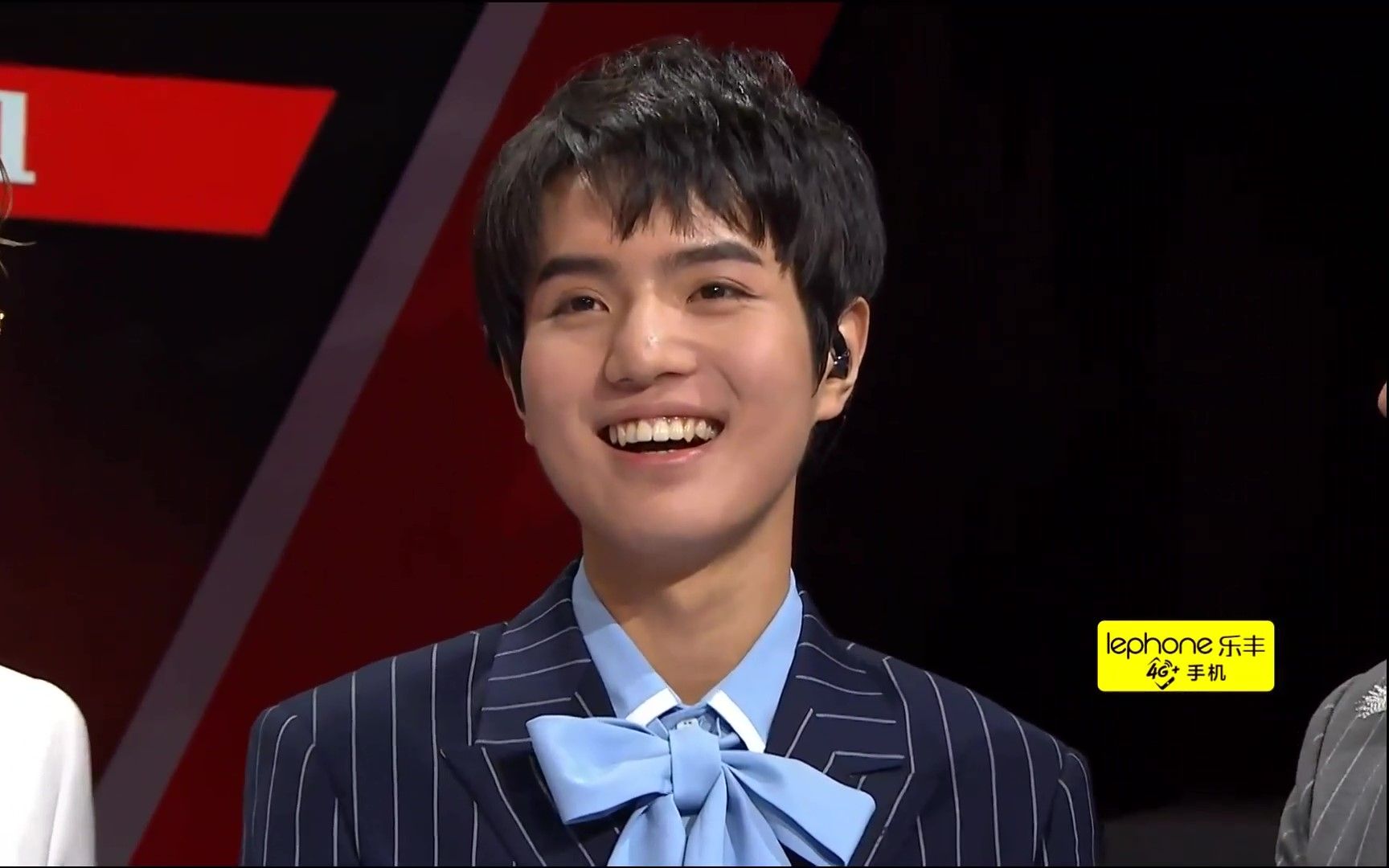 尹毓恪这人不会是傻子吧因人气榜第一笑得合不拢嘴的恪