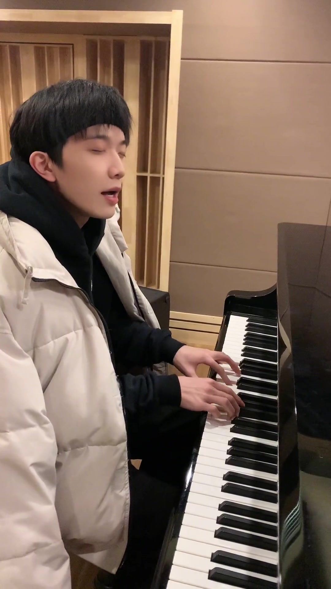 钢琴弹唱男孩梁博大家不要笑我只是在一本正经地表演
