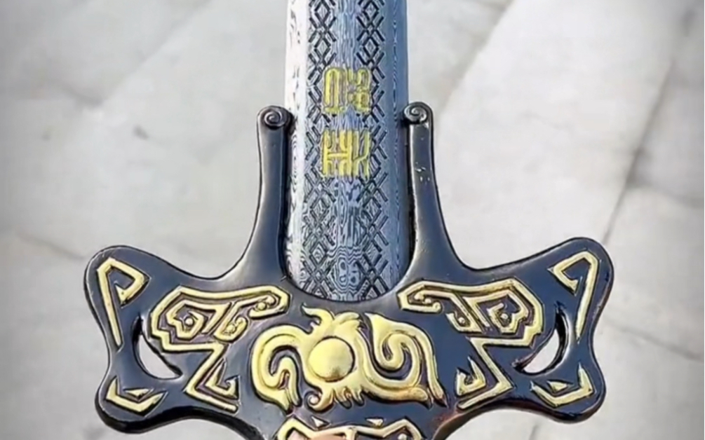 "渊虹"那是把非常特别的剑,盖聂的佩剑渊虹在十大名剑中排名第二,是