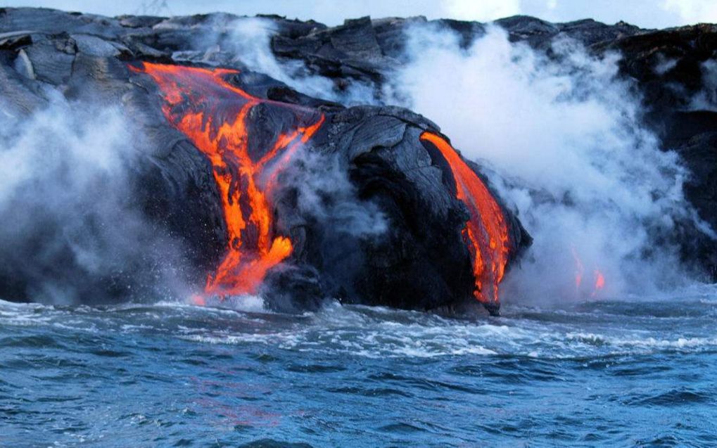 夏威夷火山喷发,熔岩流进海洋看似无异样,但却存在不可估量伤害_哔哩