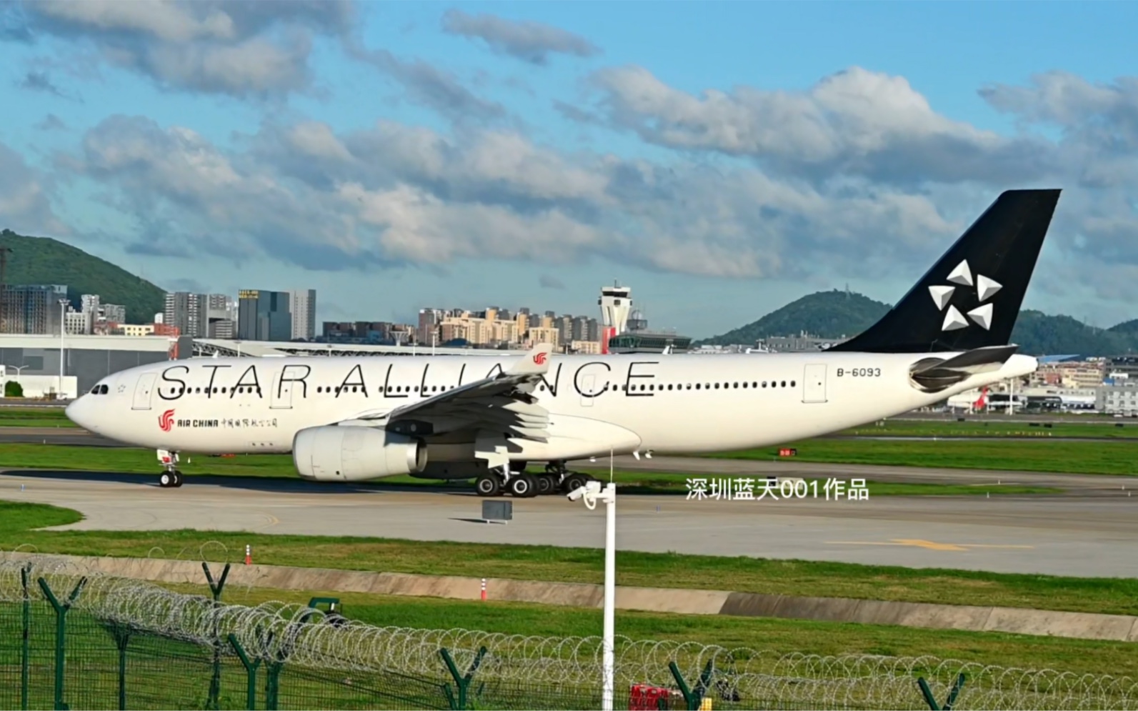 国航a330星空联盟涂装在一跑15头加速滑跑起飞情景.