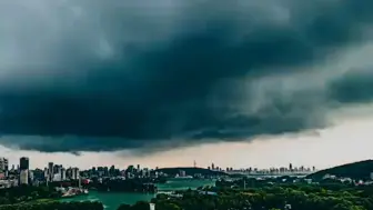 下载视频: 武汉发布暴雨红色预警 40秒延时摄影暴雨来袭：乌云滚滚秒变黑夜