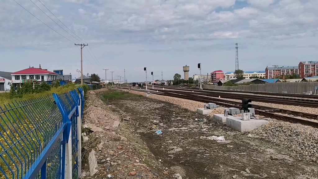 df4d-3321号机车牵引k7054次列车赵光站发车