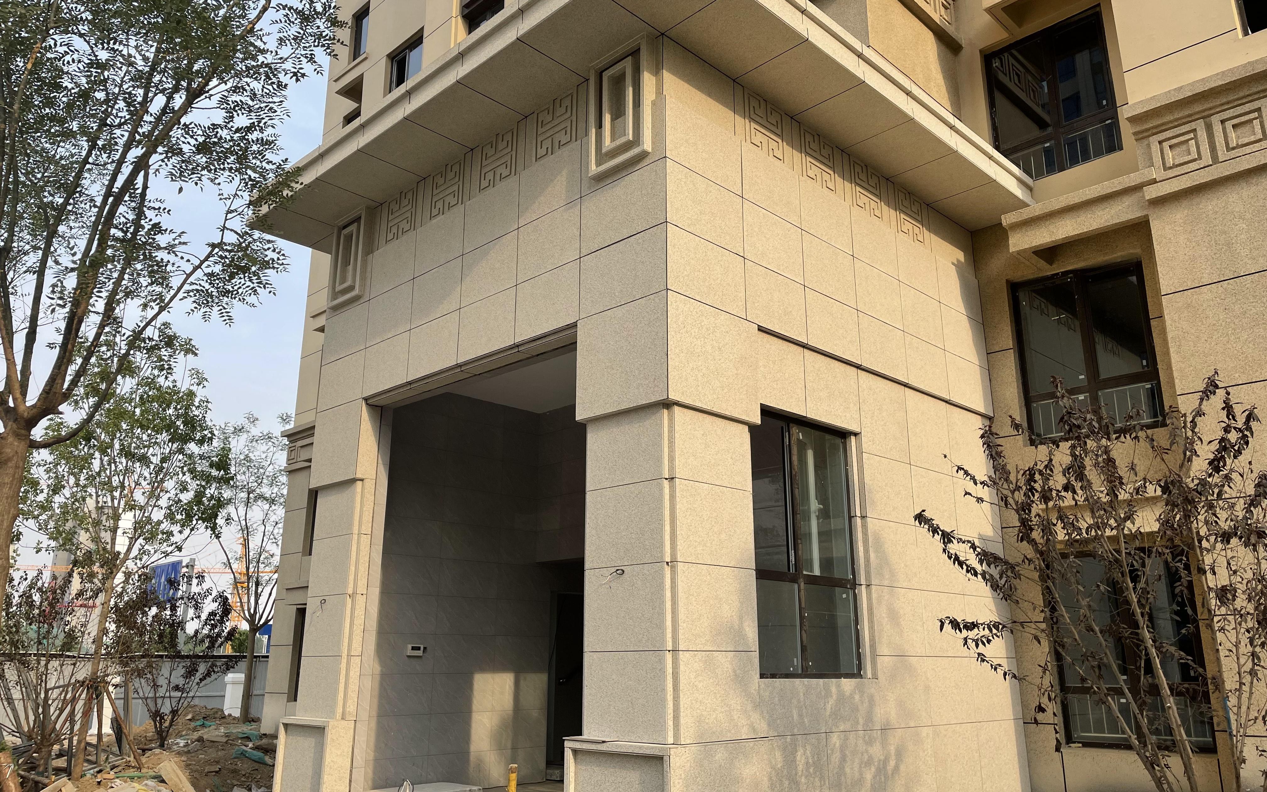 真岩石干挂 单平米用钢量10千克左右 还能实现石材幕墙效果