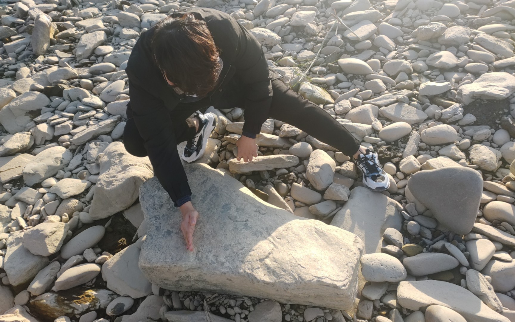 当代大学生手劈鹅卵石成功示例!