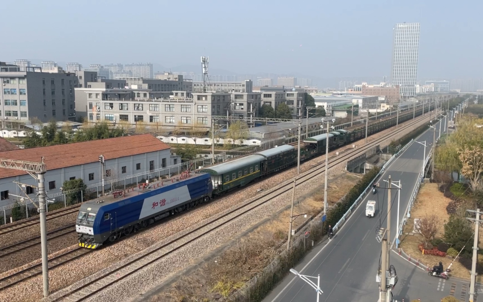 上局杭段hxd1b0511牵引上海局集团有限公司长钢轨专用列车接近沪昆线