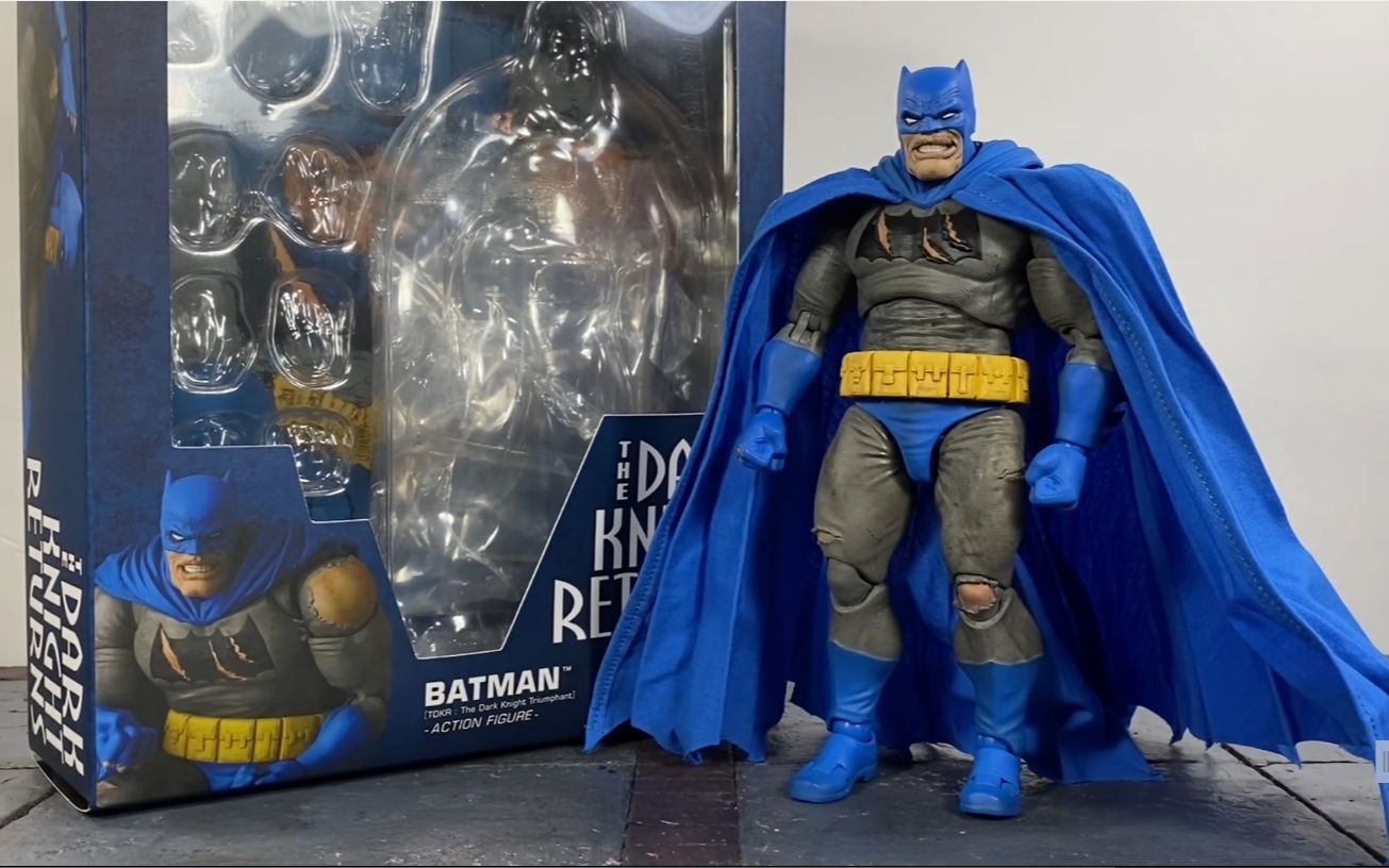 [图]蝙蝠侠Medicom Toy No. 119 Batman TDKR_ The Dark Knight Triumphant Action Figure Rev