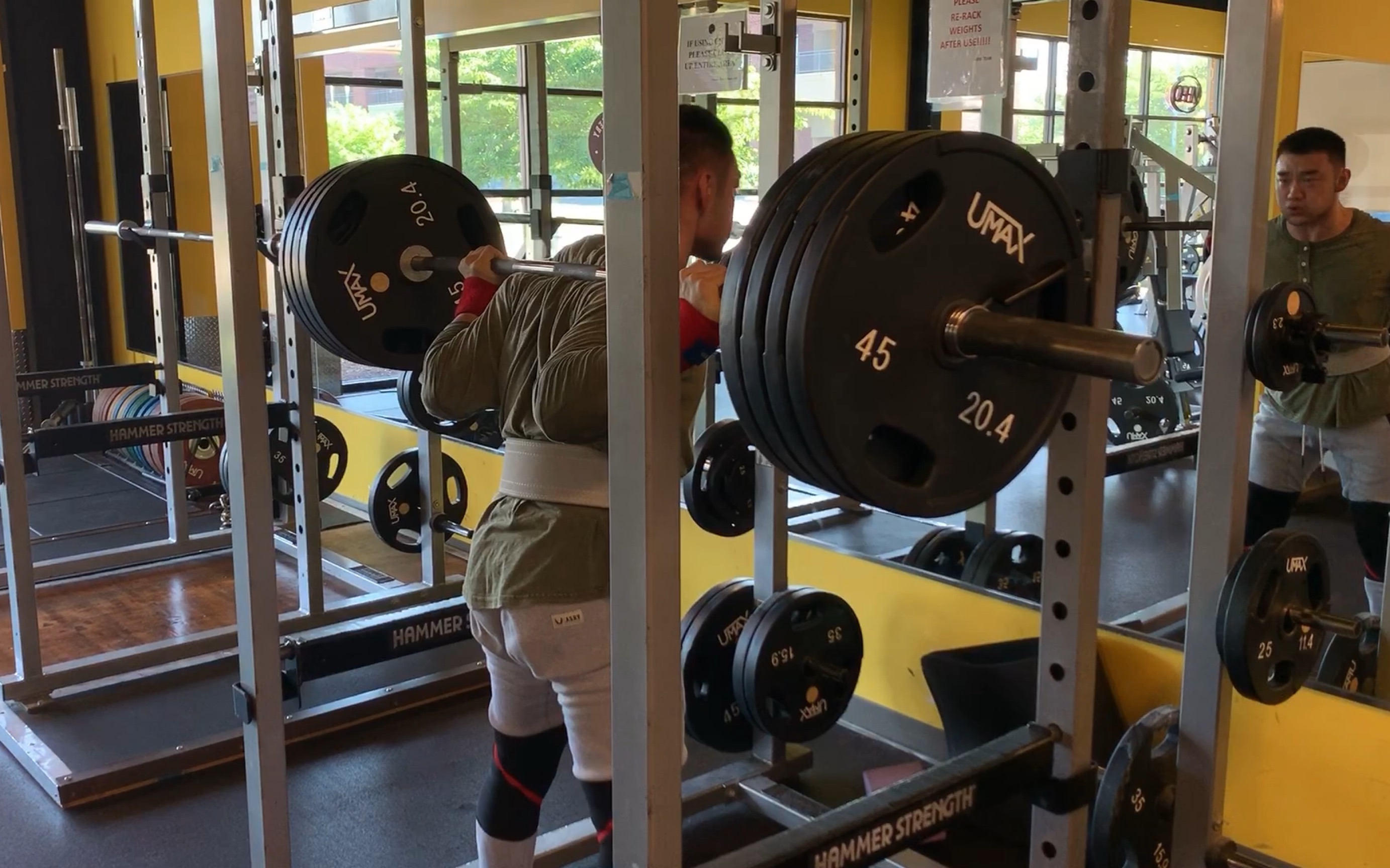 2kg 深蹲做组 自重75kg 第一个杠歪了 之后一直在调整 猜猜我极限多少