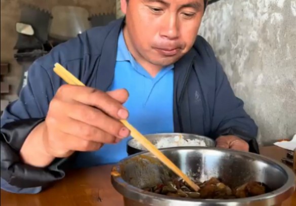 山里来了个大家伙村民都来围观,干完活茂平炒回锅肉吃,简直太下饭了