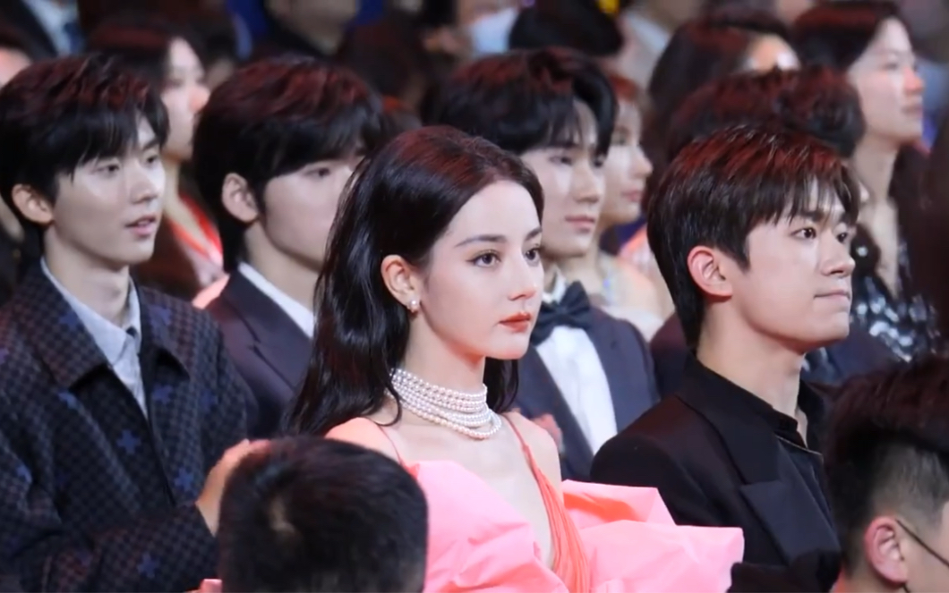 微博之夜#迪丽热巴和易烊千玺 两个都是社恐吗?全程无交流.