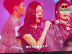 Download Video: 善良的刀郎又一次托举起一个歌手：徐子尧  刻意的俯下身段，把徐子尧高高的举过肩头……而徐子尧那婉转阴柔的演绎带给了我们一个不一样的  刀郎，这是怎样的一个胸襟，