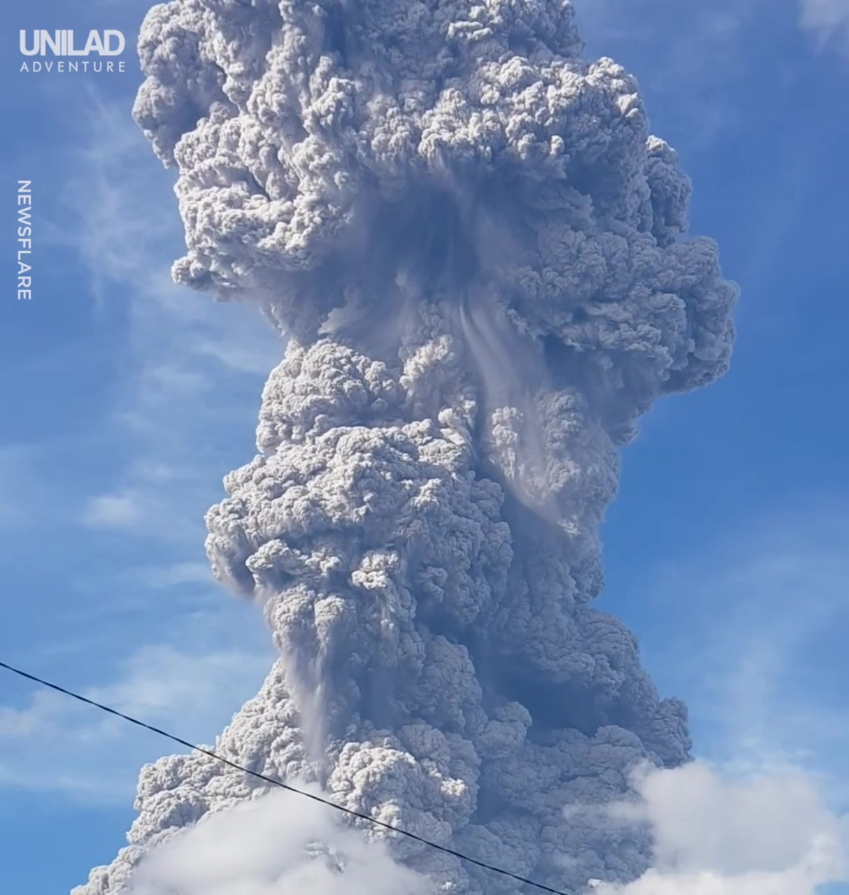 印尼的Sinabung火山山已经爆发,向天空释放出巨大的灰云哔哩哔哩bilibili