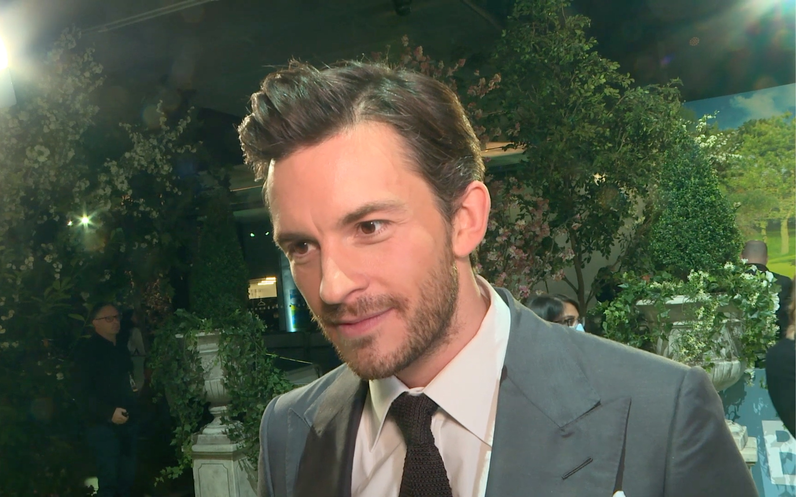 「jonathan bailey」我的裤裆裂开了 - 布里奇顿第二季首映礼采访