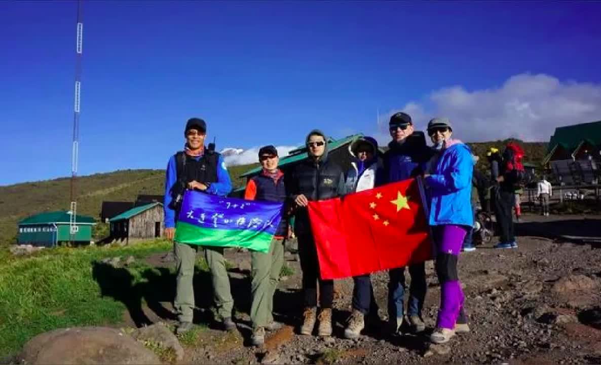 [图]张泉灵带儿子成功登顶乞力马扎罗山，网友们纷纷点赞