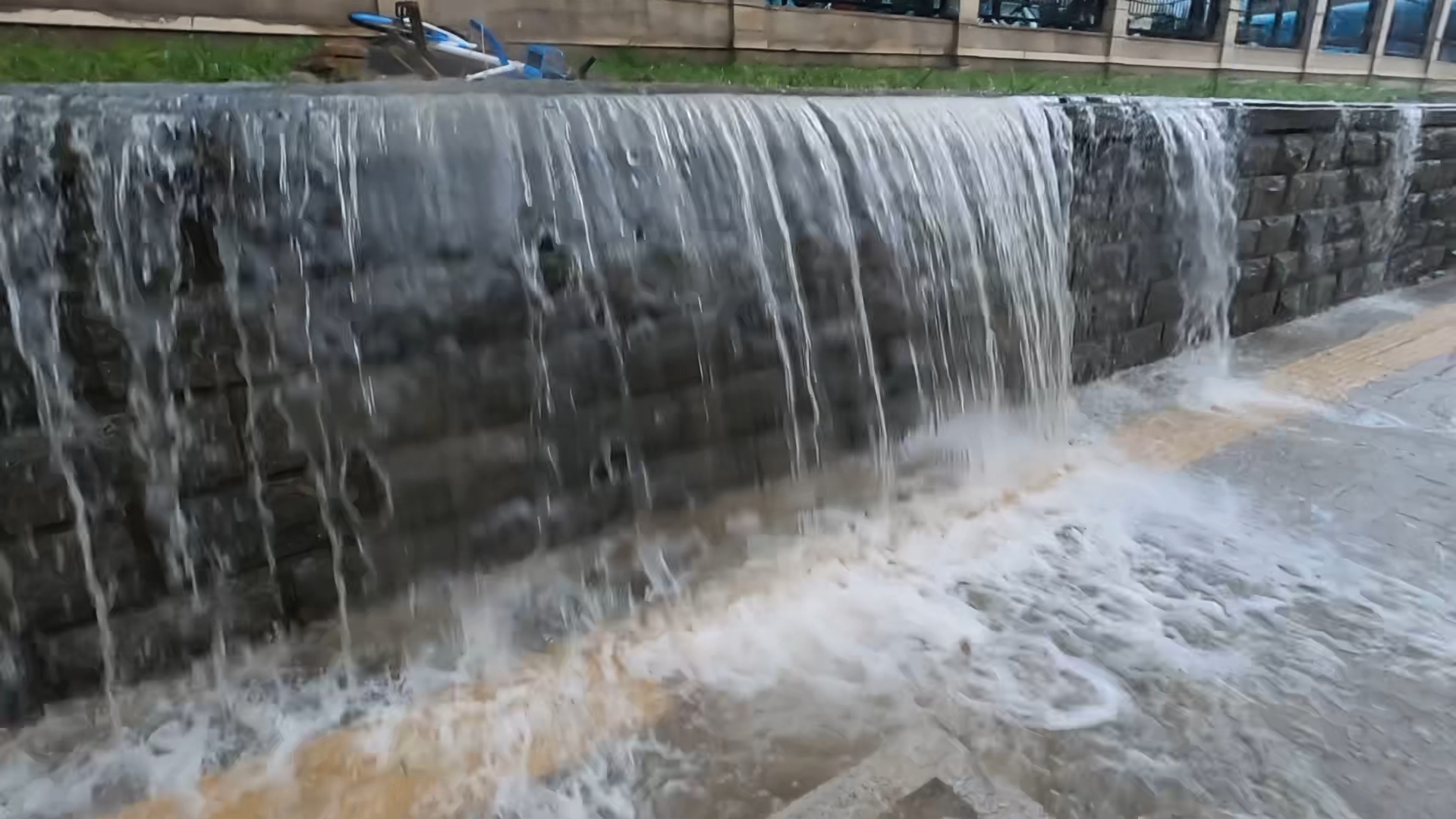 沉浸式压马路 石家庄817大雨 建通街与金利街交口过马路 地道桥洞水已满哔哩哔哩bilibili