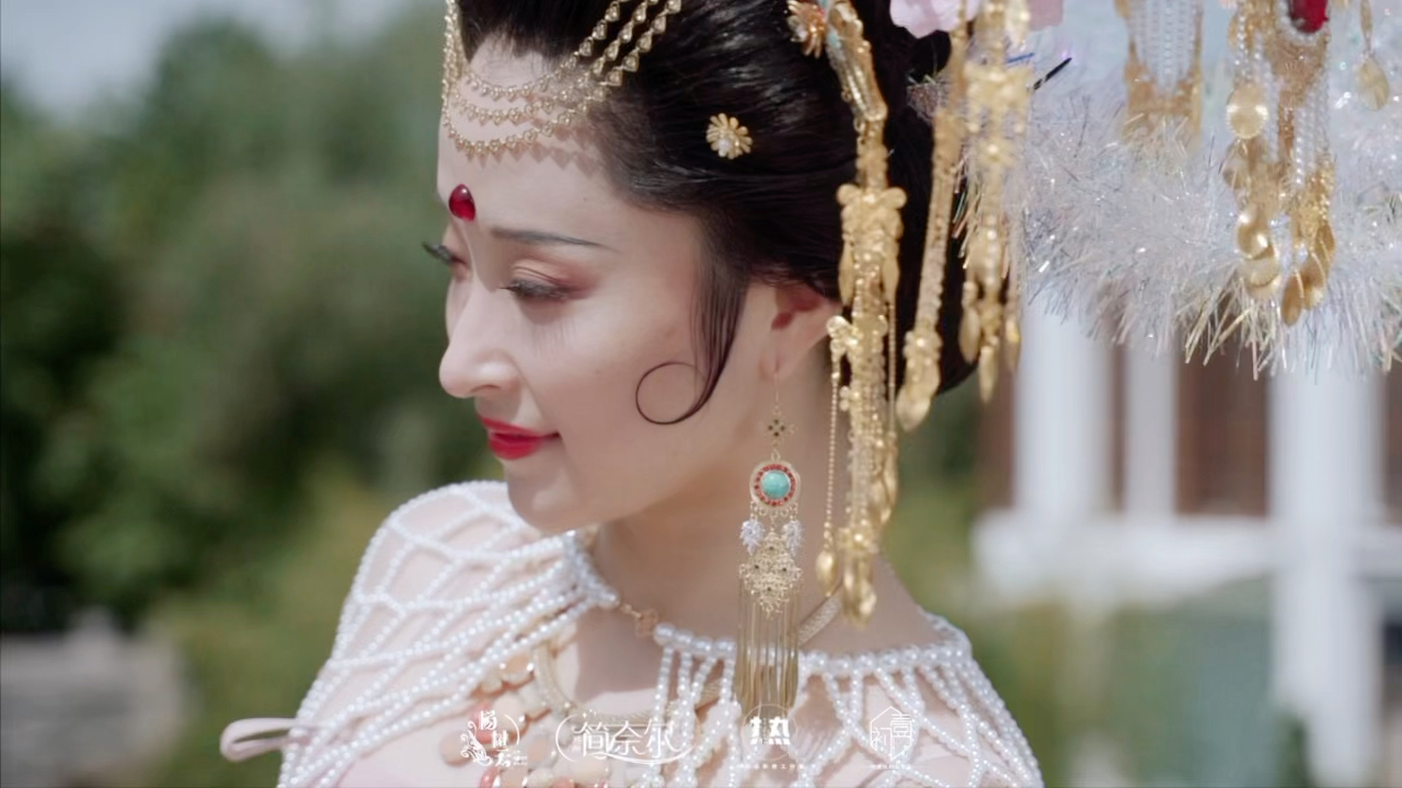 杨树云 《 中国古代化妆造型研修中心》 今日上午九时杨老师《 杨贵妃