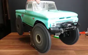 Download Video: traxxas trx 4 t4 攀爬车爆改大脚空翻车 极限特技秀 攀爬车变大脚车 rc 遥控模型