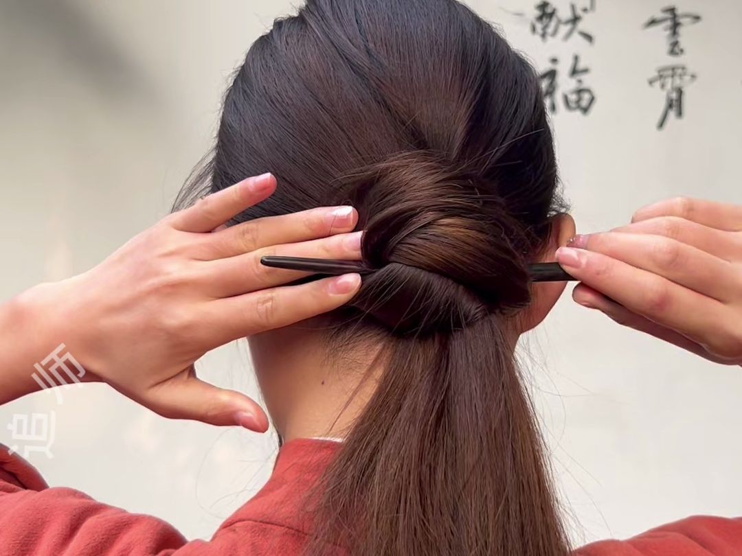 不用皮筋也可以扎单马尾,过年超显温婉气质赶紧安排上!