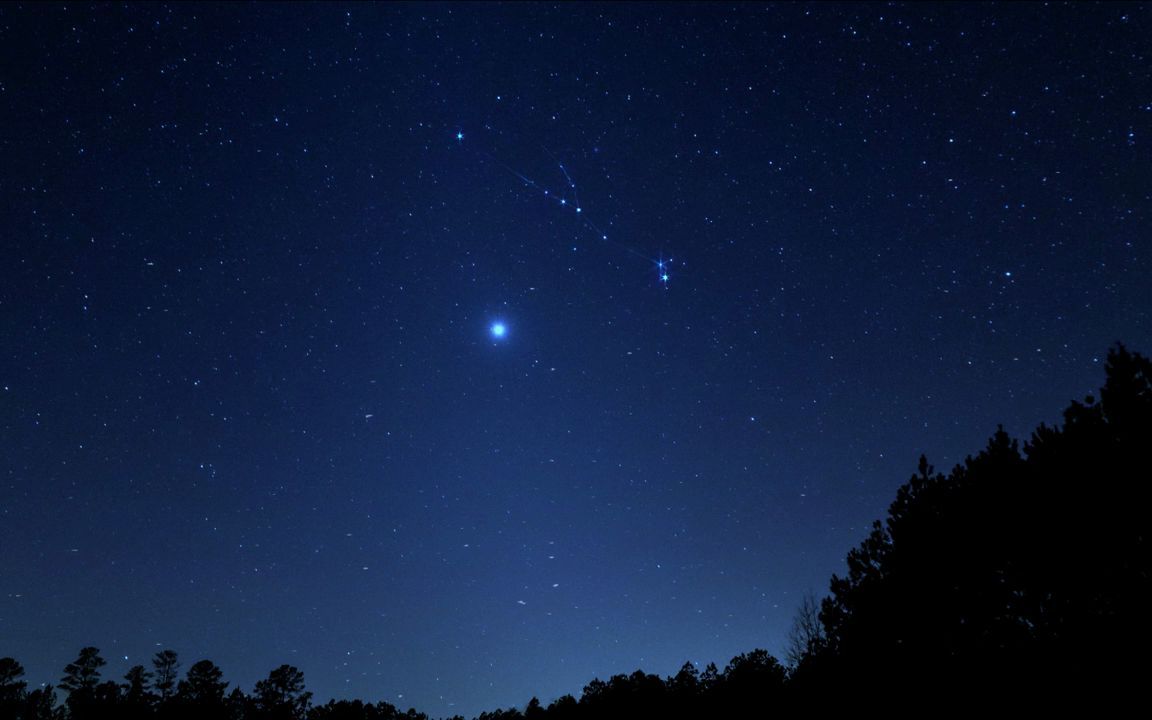 [图]视频素材 ▏k1790 唯美宁静高山树林夜晚蓝天蓝色星空星星粒子闪耀实拍视频素材