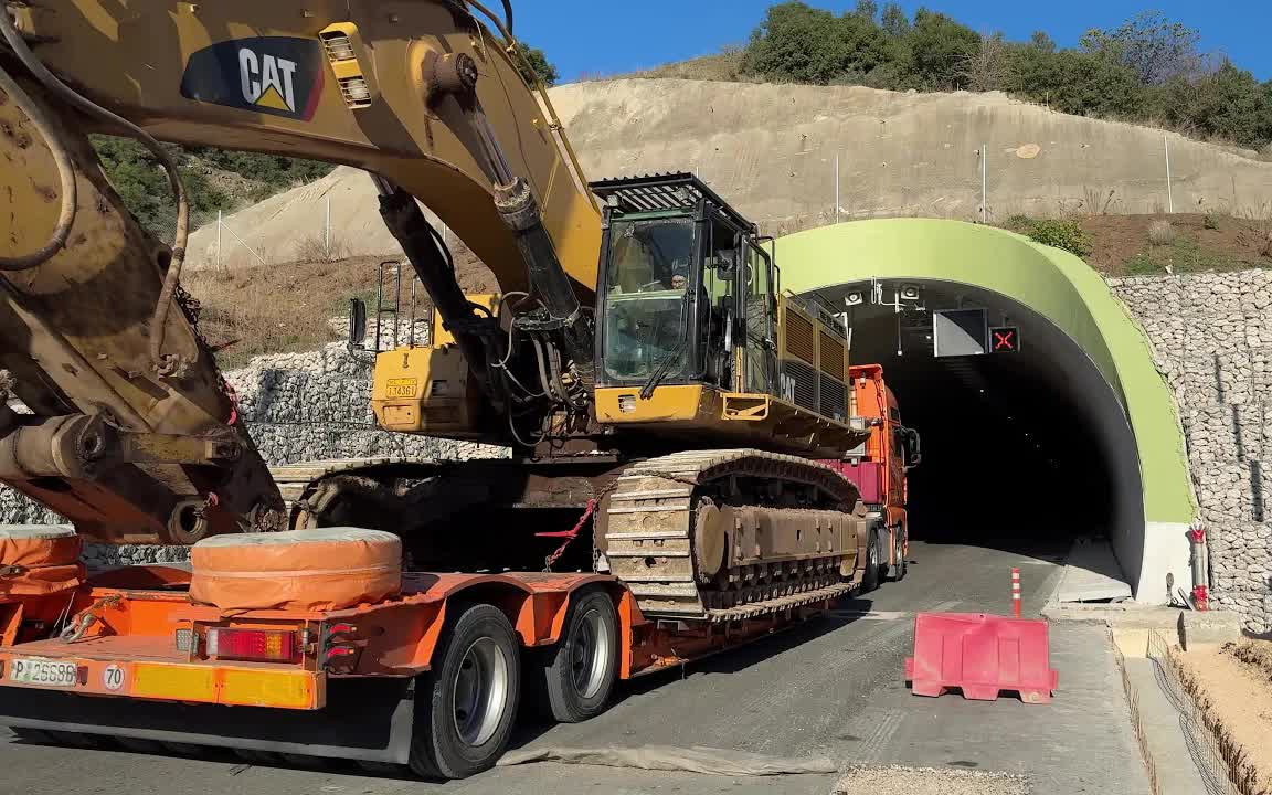 machines channel】运输 卡特彼勒385c -卡特375 和 卡特336 挖掘机