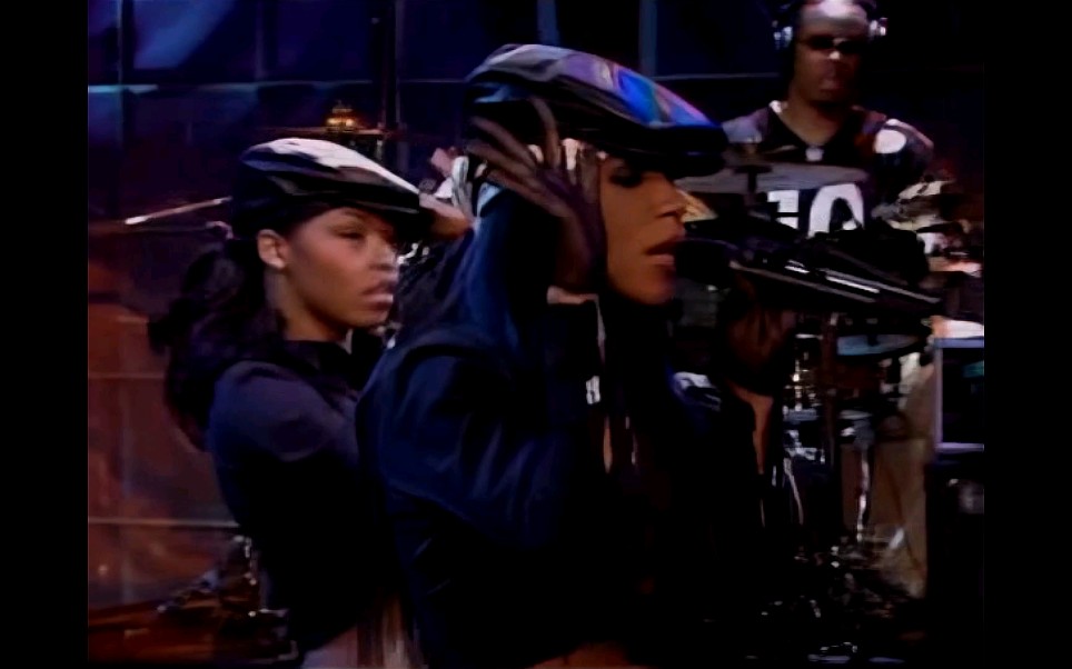 [图]【经典现场】Aaliyah - More Than a Woman Live At The Tonight Show 25/7/2001