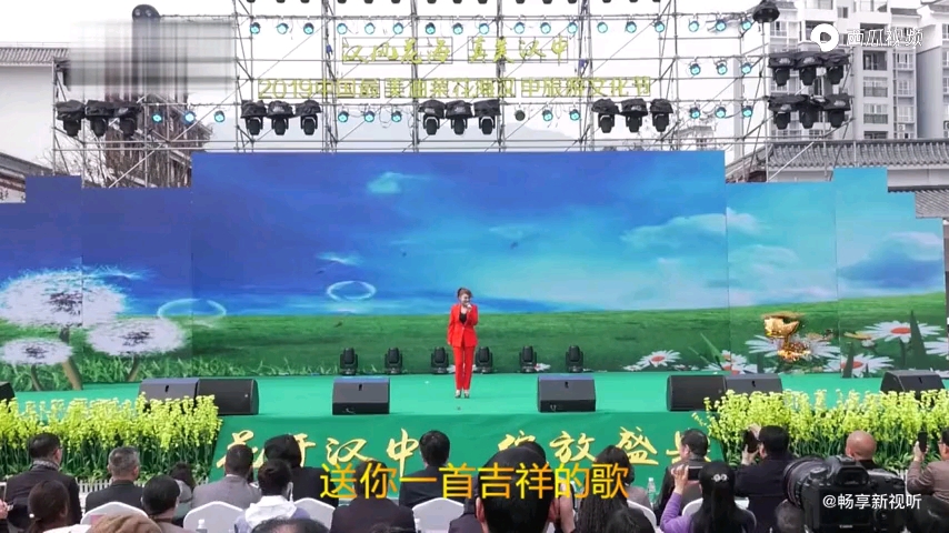 [图]乌兰图雅商演演唱《送你一首吉祥的歌》，吉祥瞬间变成了挤翔