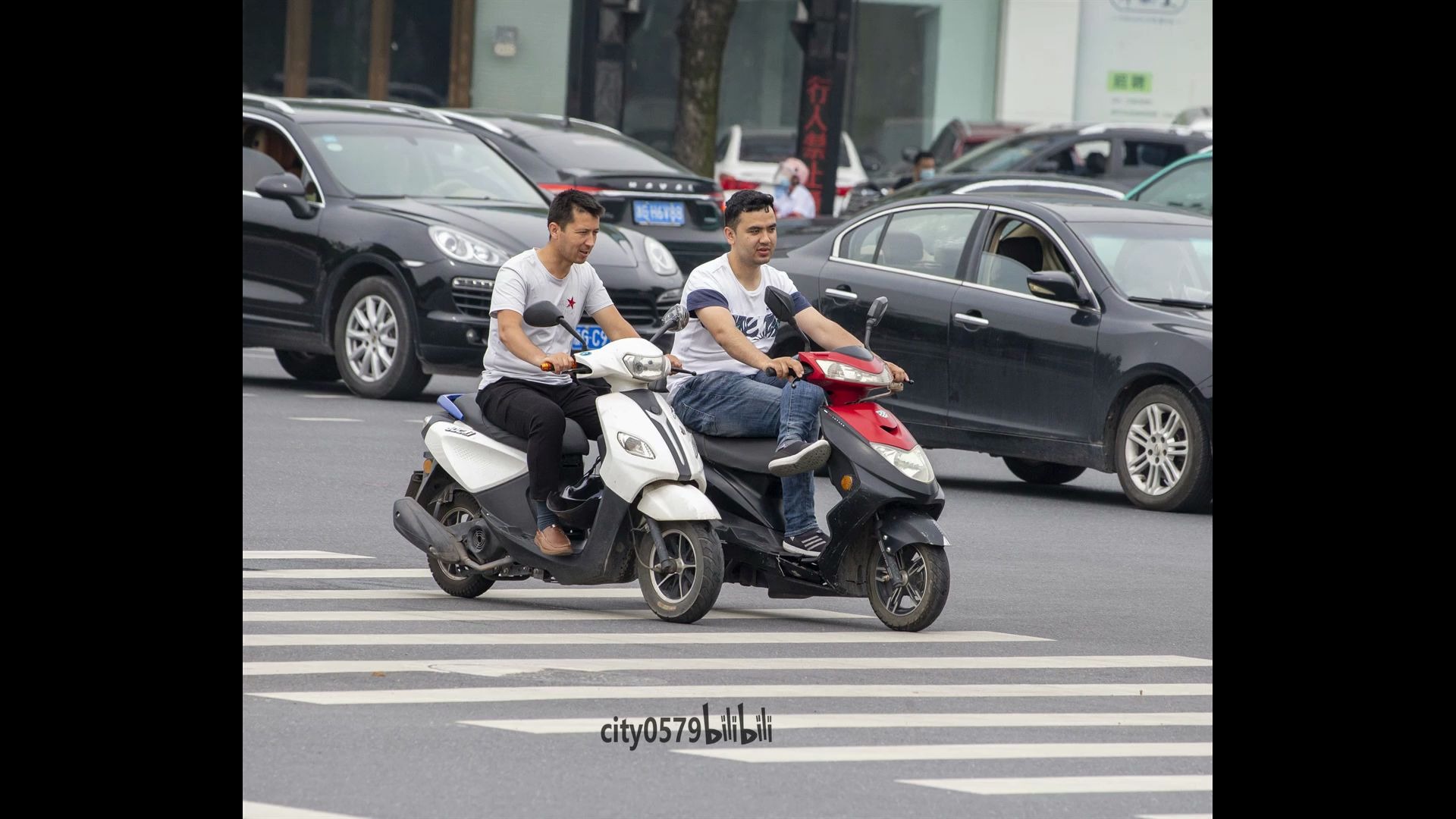 [图]提高文明 保障安全 大家骑车还是戴上头盔 不戴头盔属于违法