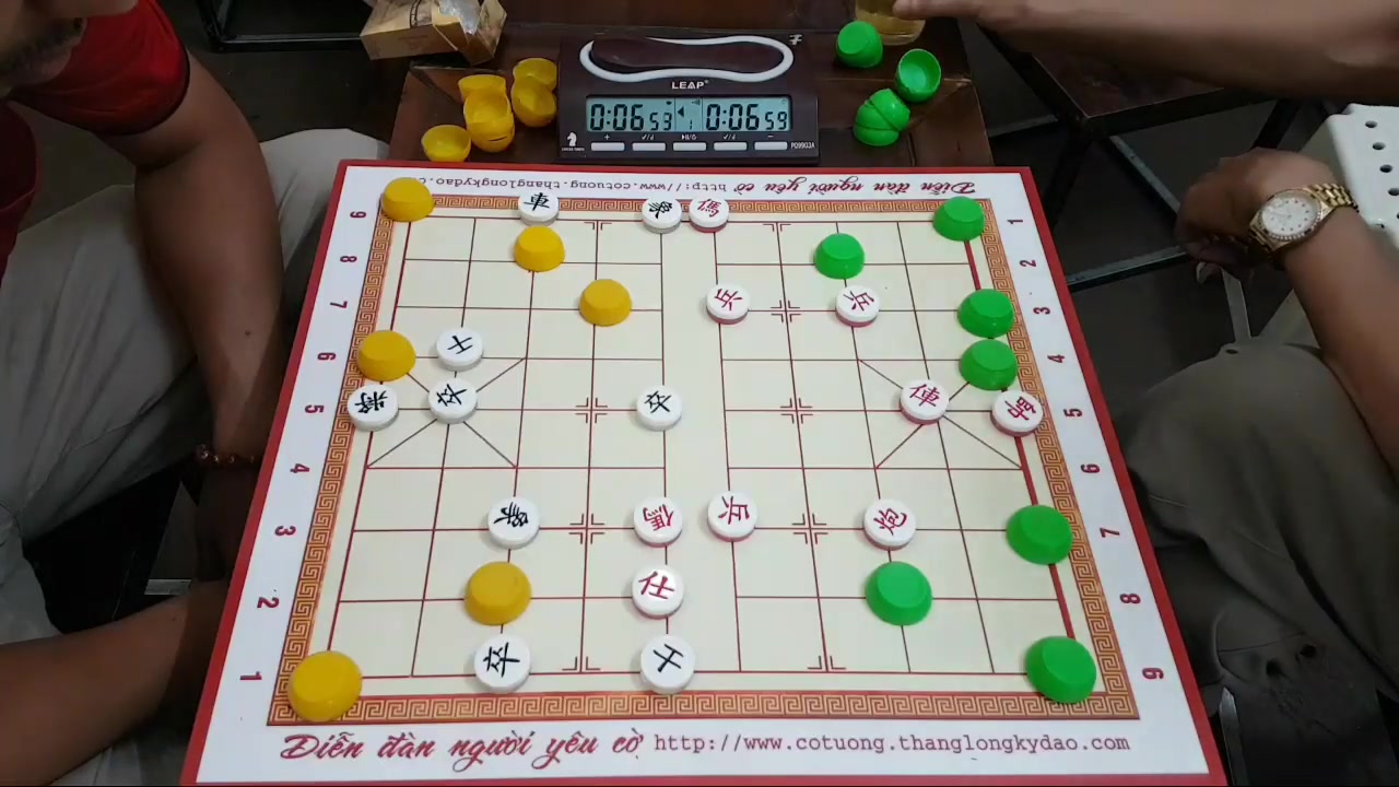 [图]越南揭棋实况 武明一Minh Nhat（左）VS Lê Mạnh Hiệp（右）