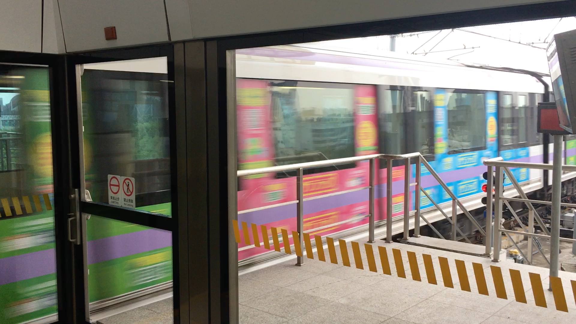 上海地铁10号线10031旭保鲜车身广告出基隆路站进入折返线