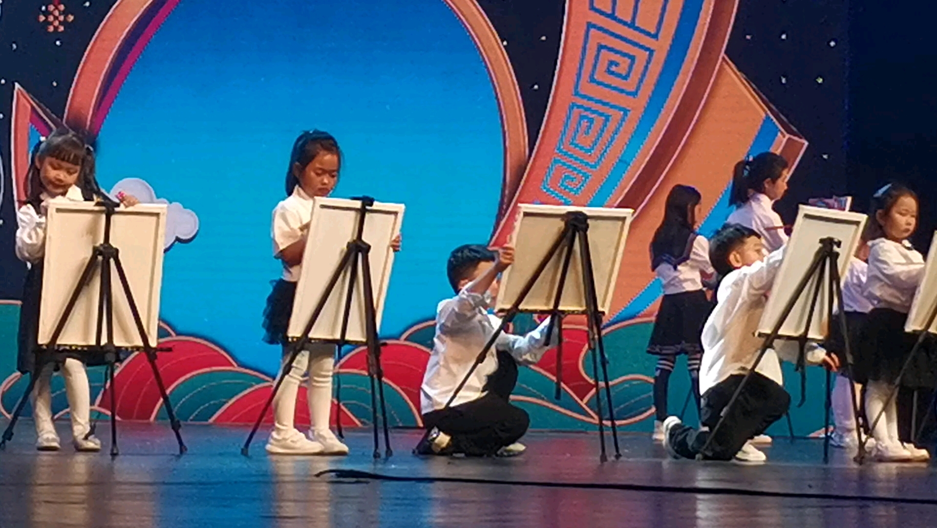 电视台录制节目,小孩台上画画仪态万千,不知道播出什么效果