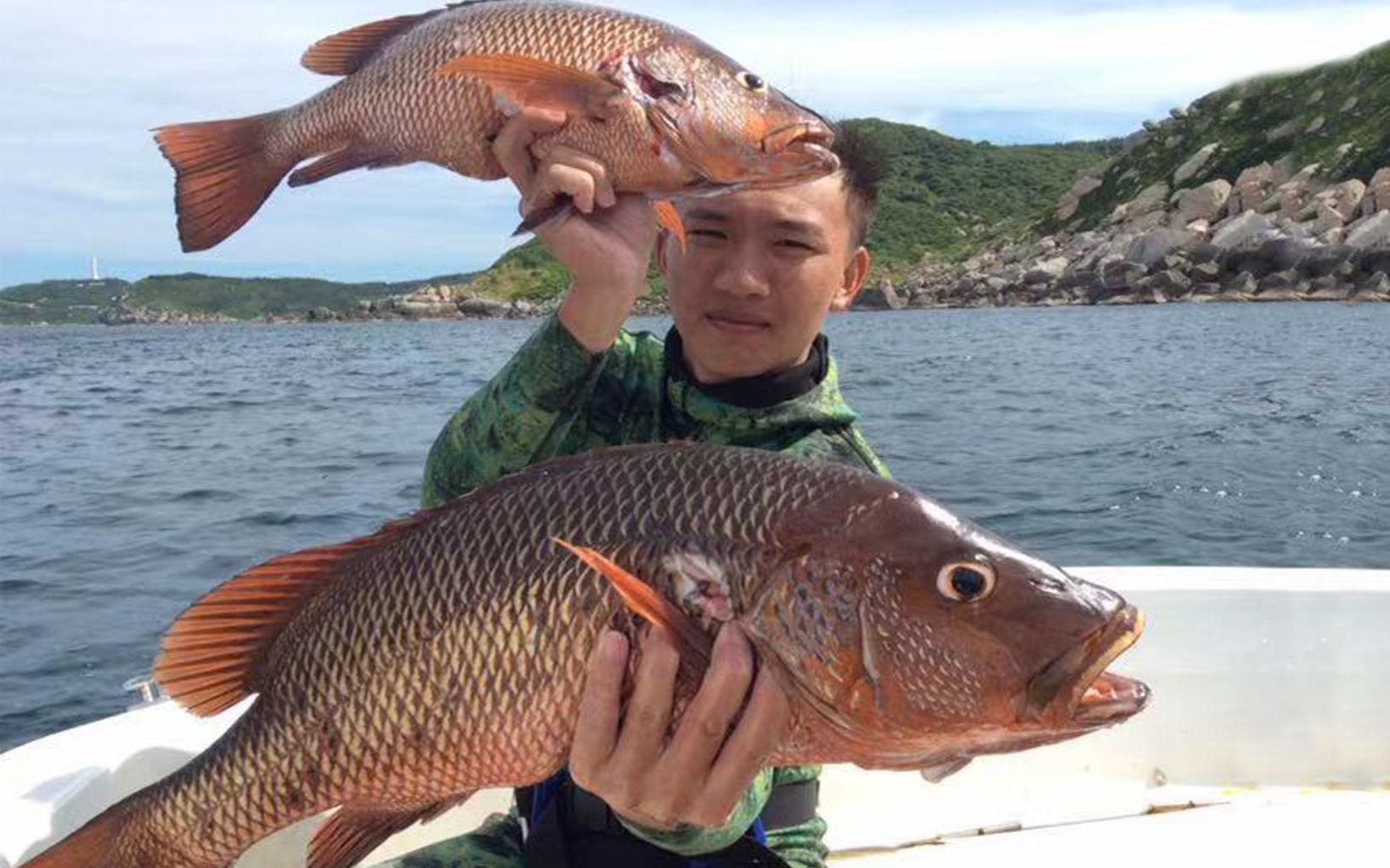 趁天气不错开快艇去打鱼阿镭连连中鱼战力爆表捕获超大红友鱼