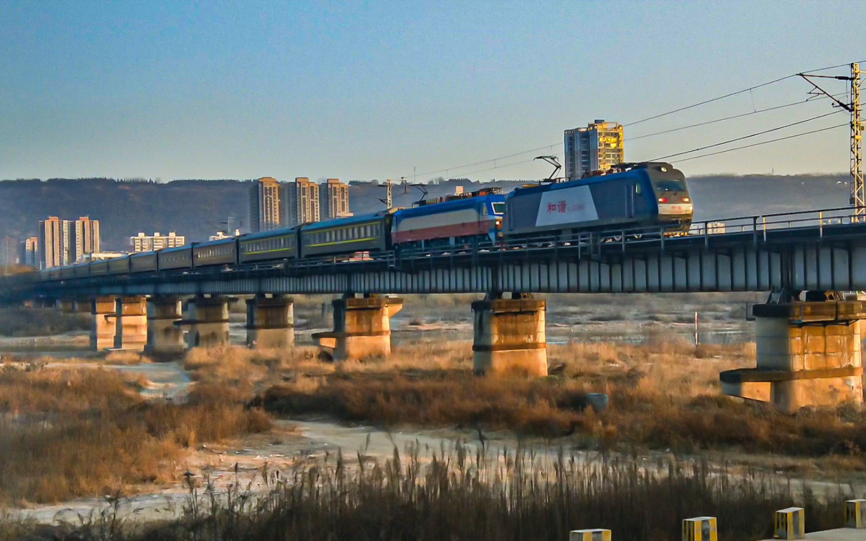 之星"(√)恢复第二班终到成都西站的t7次(北京西～成都西)通过渭河桥